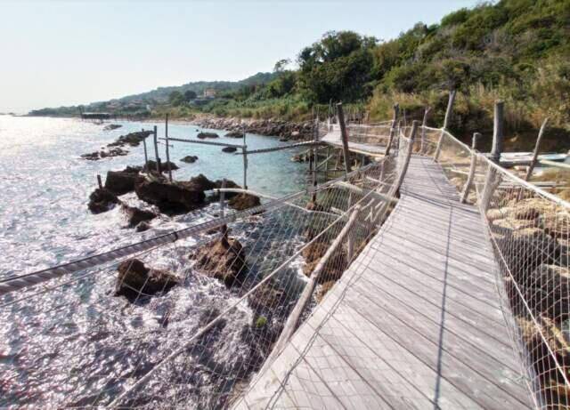i giganti del mare i custodi del lupone con ciclopedonale trabocchi scoperti questestate dai turisti di tutta italia