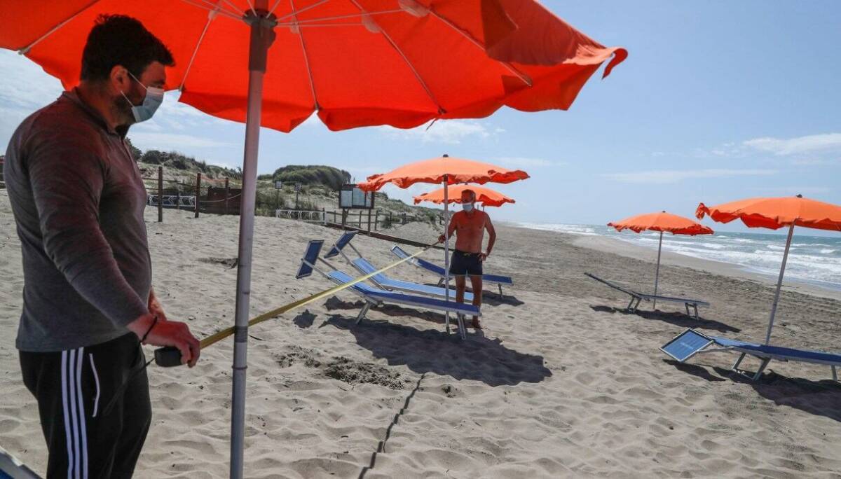 linee guida turismo distanza tra ombrelloni si a sport individuali in spiaggia