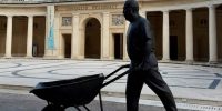 “FIGURE AND WHEELBARROW FOR L’AQUILA”, ALL’EMICICLO INAUGURATA L’OPERA DI AI WEIWEI