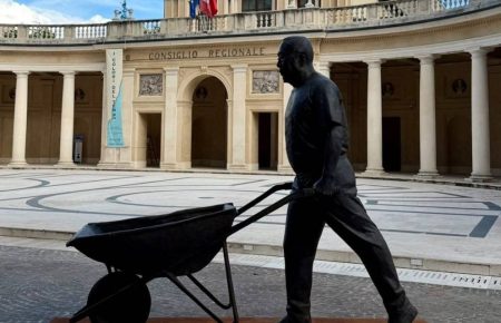 “FIGURE AND WHEELBARROW FOR L’AQUILA”, ALL’EMICICLO INAUGURATA L’OPERA DI AI WEIWEI